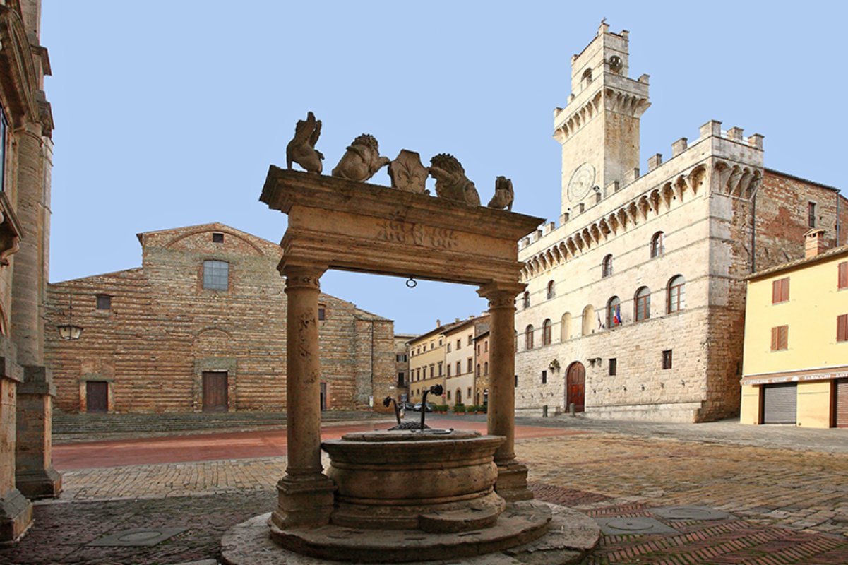 MOntepulciano Piazza Grande mit Komunalpalast und Dom Toskana