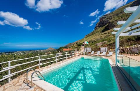 Villa Scire, Ferienhaus mit Pool, Tritt-Case in Italia