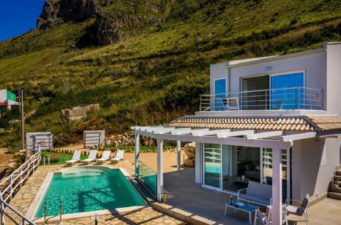 Villa Scire, Ferienhaus mit Pool, Tritt-Case in Italia