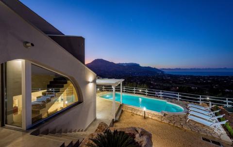 Villa Scire, Ferienhaus mit Pool, Tritt-Case in Italia