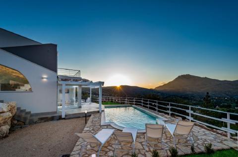 Villa Scire, Ferienhaus mit Pool, Tritt-Case in Italia