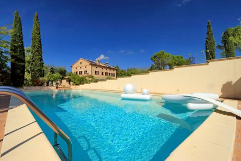Freistehende Villa mit Pool in Le Marche. Tritt-Case in Italia