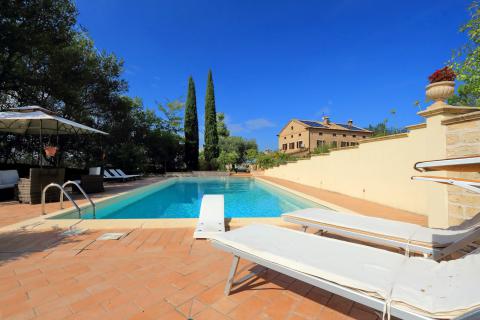 Freistehende Villa mit Pool in Le Marche. Tritt-Case in Italia