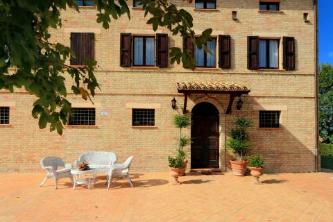 Freistehende Villa mit Pool in Le Marche. Tritt-Case in Italia