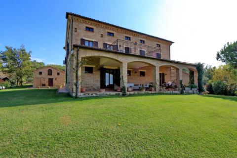 Freistehende Villa mit Pool in Le Marche. Tritt-Case in Italia