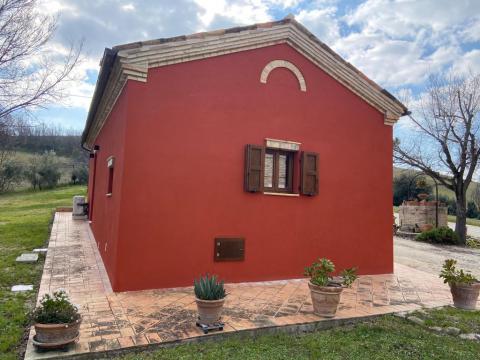 Freistehende Villa mit Pool in Le Marche. Tritt-Case in Italia