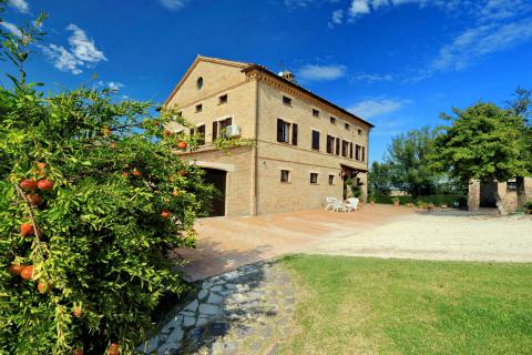 Freistehende Villa mit Pool in Le Marche. Tritt-Case in Italia