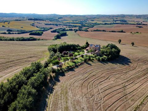 Freistehende Villa mit Pool in Le Marche. Tritt-Case in Italia