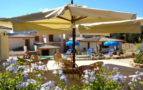 Ferienanlage Ainu auf Sardinien, Tritt Case in Italia