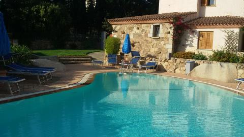 Ferienanlage Ainu auf Sardinien, Tritt Case in Italia