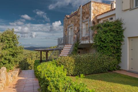 Residence Baja Sardinia, Tritt Case in Italia