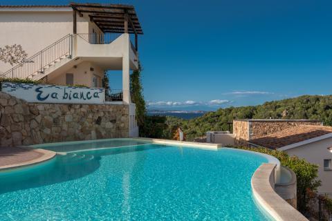 Residence Baja Sardinia, Tritt Case in Italia