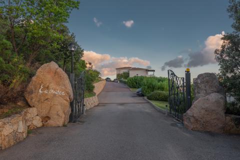 Residence Baja Sardinia, Tritt Case in Italia