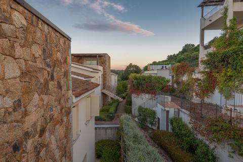 Residence Baja Sardinia, Tritt Case in Italia