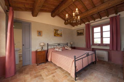 Doppelbettschlafzimmer im alleinstehenden Haus