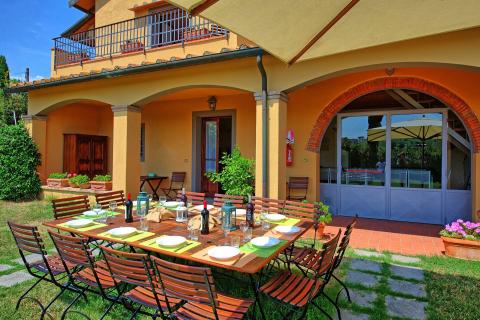 Villa Cerreto, Tritt Case in Italia