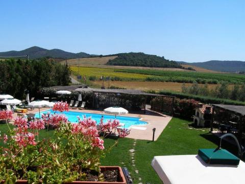 Pool mit toskanischer Landschaft im Hintergrund
