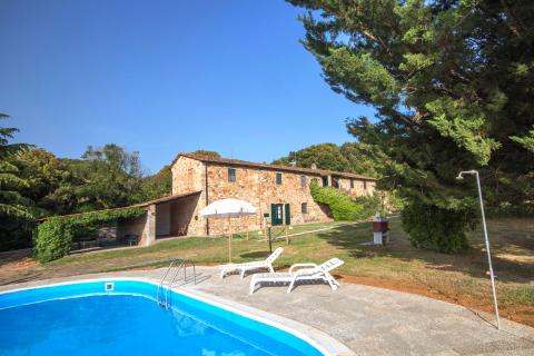 Pool mit Liegestühlen und Außendusche