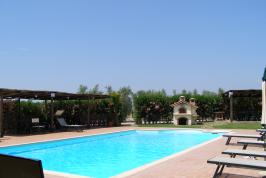 Pool mit Liegestühlen