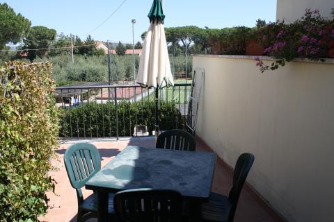 Kleine Terrasse des Studio Mirto im Agriturismo Francesca in der Toskana.