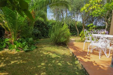 Terrasse an der Rückseite der Wohnung mit Garten.