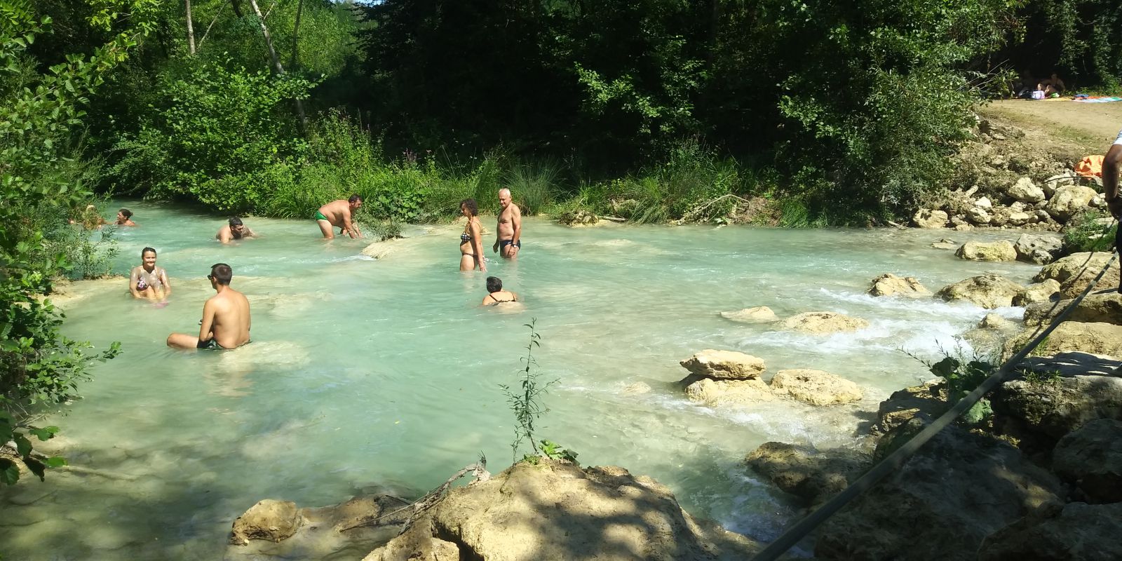 Baden im FluÃŸ Elsa in der NÃ¤he von Siena, Toskana