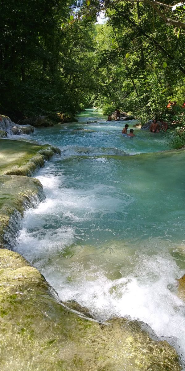 Im türkisfarbenen Fluß erfrischen baden, Siena, Toskana