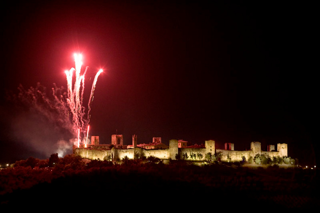 Feuerwerk in Monteriggioni, Siena, Toskana