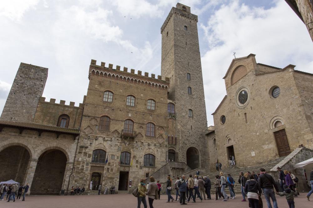 San Gimignano Piazza del Popolo Toskana Urlaub