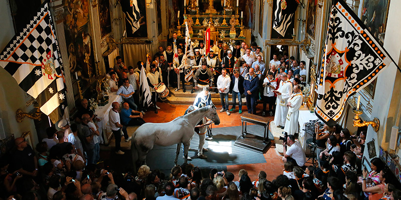 Siena Palio Segnung des Pferdes in der Contraden-Kirche