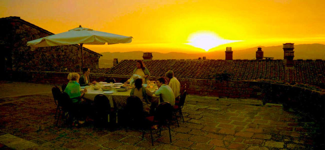 Abendessen bei Sonnenuntergang in Querceto Pisa Toskana