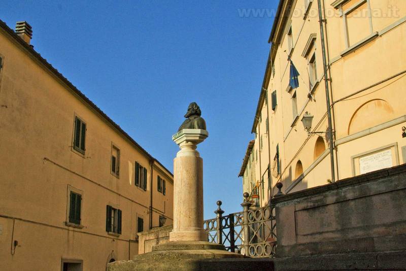 Büste des Giosue Carducci vor dem Rathaus in Castagneto, Toskana