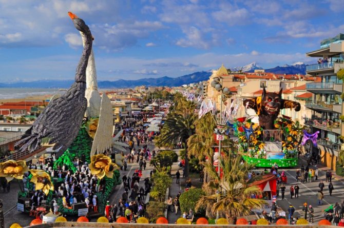 Der Karnevalumzug geht an der Stradpromenade von Viareggio entlang
