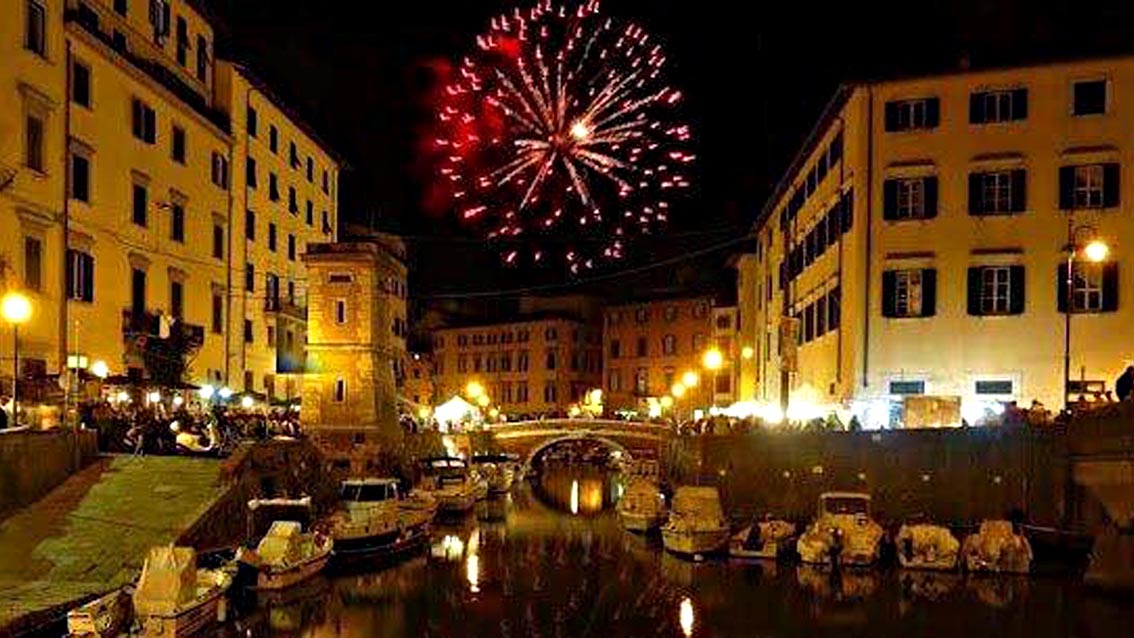 Feuerwerk am letzten Tag des Effetto Venezia in Livorno Toskana