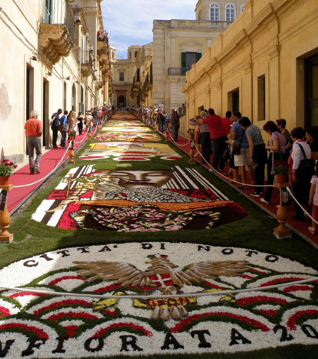 Infiorata in Noto bei Syrakus, Sizilien, urlaub in Italien