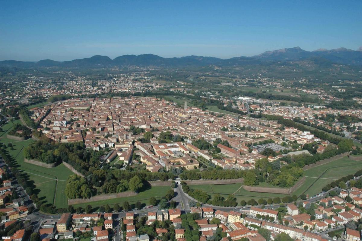 Lucca mit den guterhaltenen Stadtmauern aus Renaissance-Zeiten, Toskana