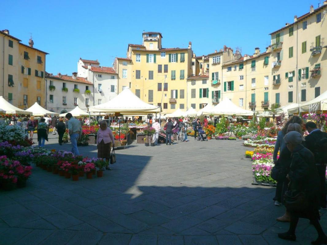 Lucca Amphitheater-Platz zum Blumenfest der Heiligen Zita