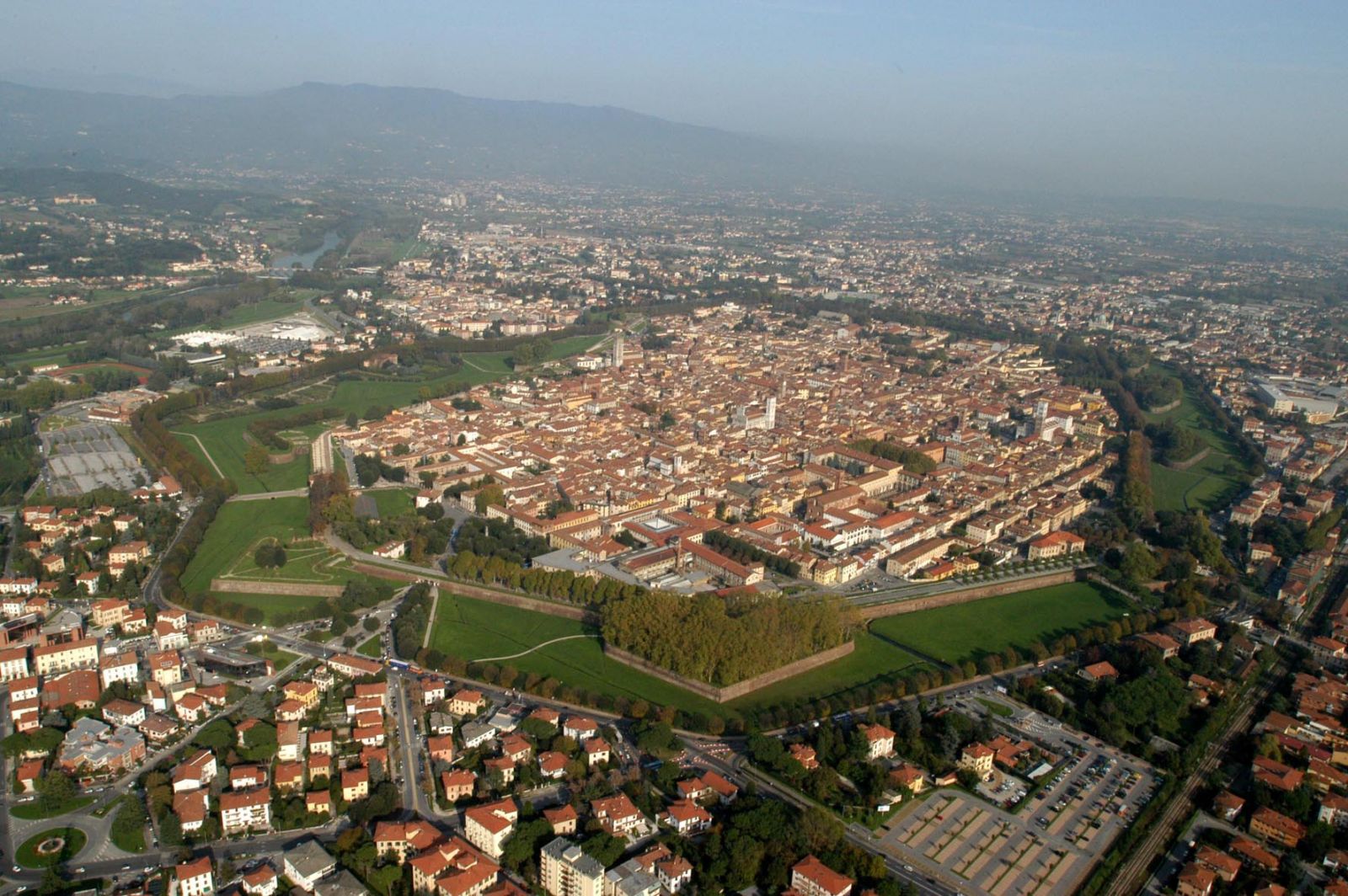 Lucca Vogelschau der Mauern Toskana