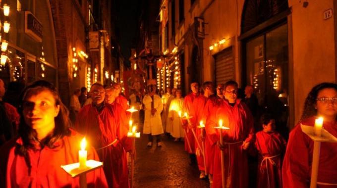 Prozession durch Lucca mit Luminara für den Volto Santo