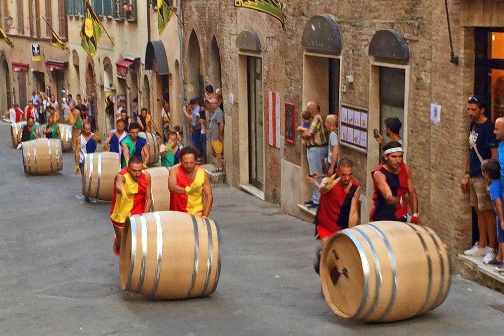 Montepulciano Wettrennen der Weinfässer Bravio delle Botti Toskana