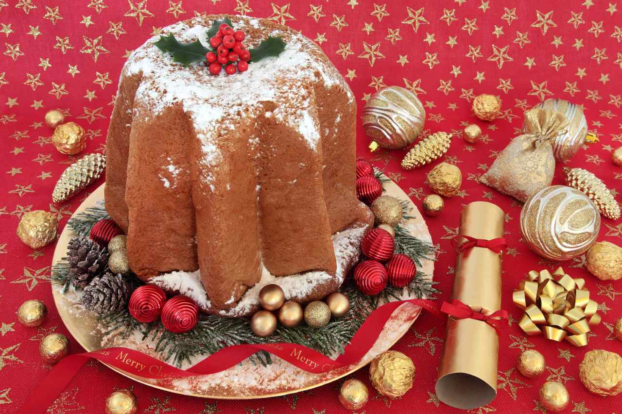 Pandoro typischer italalienischer Weihnachtskuchen